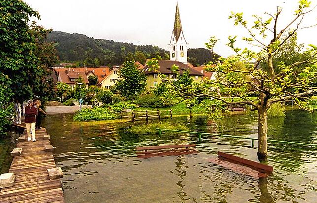 Sipplingen 1999: Auf dem Landungsplatz in Sipplingen heißt es während dem Pfingsthochwasser Land unter.
