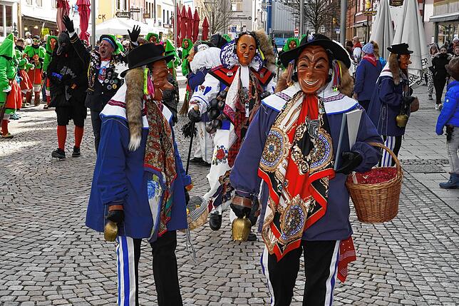 Schwenninger Schantle und Hansel gehen in kleiner Schar in Villingen auf die Fasnet.