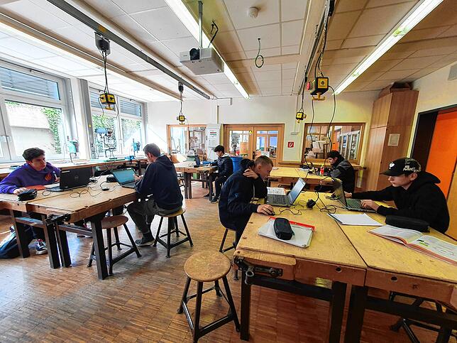 Im Technikraum ist die Klasse W9 hoch konzentriert &ndash; die meisten ohne Maske.