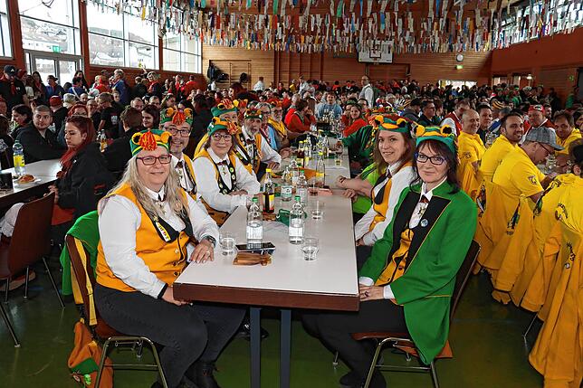 Die Delegation der Froschenzunft wurde von Präsidentin Annette Wrzeszcz (vorne rechts) und Zunftmeisterin Martina Maier (vorne links) ...