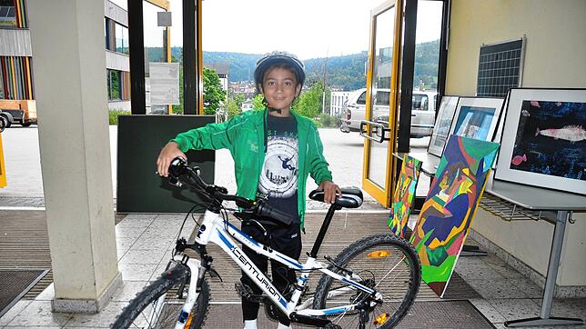 Der achtjährige Kaan Ceyhan freut sich über sein Fundfahrrad. Fotos: Hans Herrmann