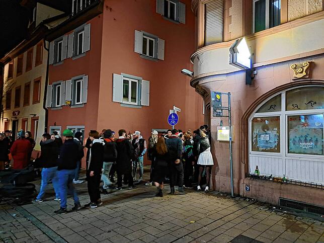 Vor der Bar Down Under bildet sich am Schmotizgen bereits um 19 Uhr eine Schlange von wartenden Gästen. Drinnen ist es schon rappelvoll.