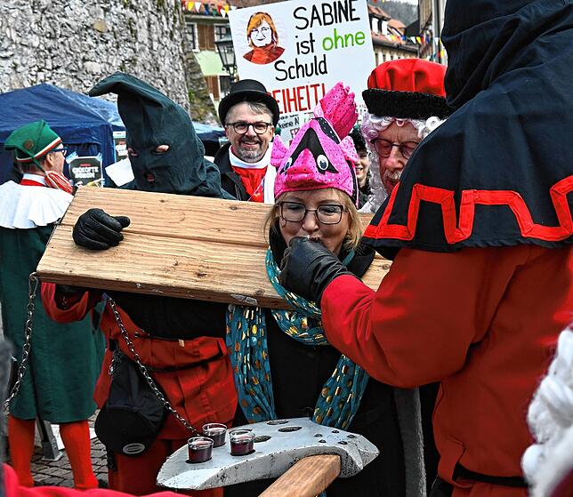 Letzte Stärkung: Vor der Verhandlung gab es noch einen Henkers-Schluck.