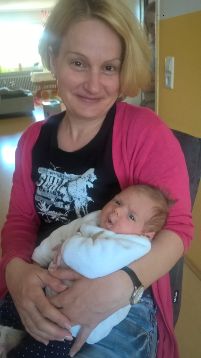 Hedi Wittmann mit ihrer Tochter Salome, die am 13. März zur Welt gekommen ist.
