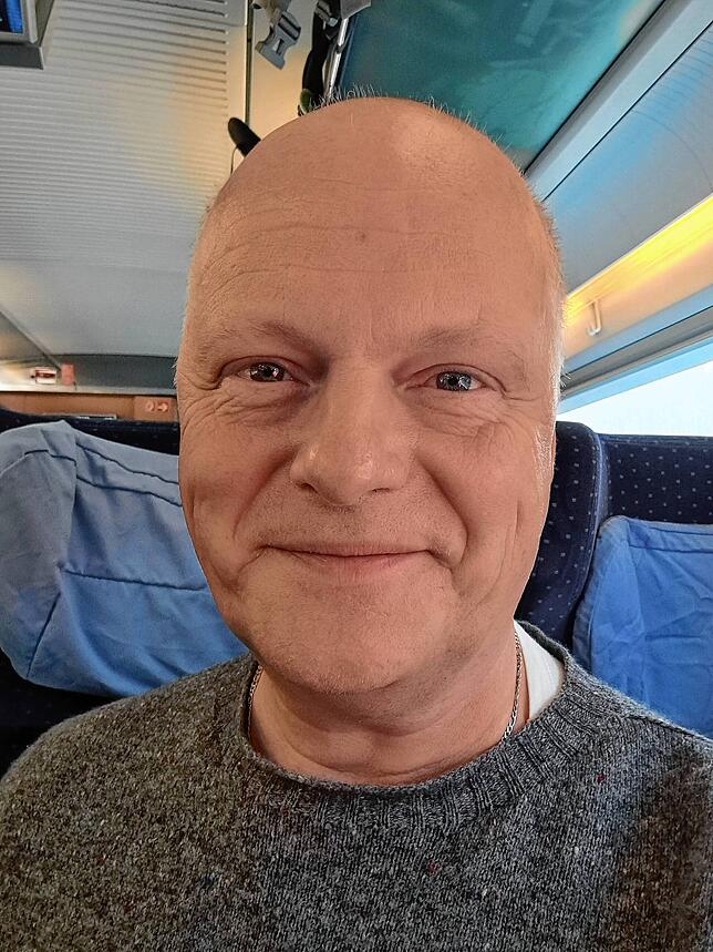 Kandidat Rainer Beel sitzt im Zug Richtung Stockach.