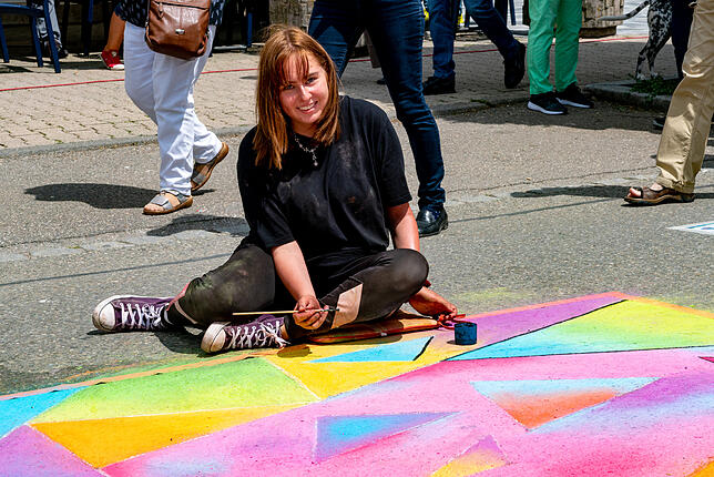 Die Künstler tauchen die Hauptstraße beim Blumberger Street Art Festival in leuchtende Farben.