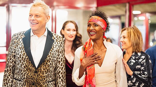 Waris Dirie kam nach St. Gallen, wo ihr Leben als Musical auf die Bühne kam. Links von ihr der Komponist Uwe Fahrenkrog-Petersen.