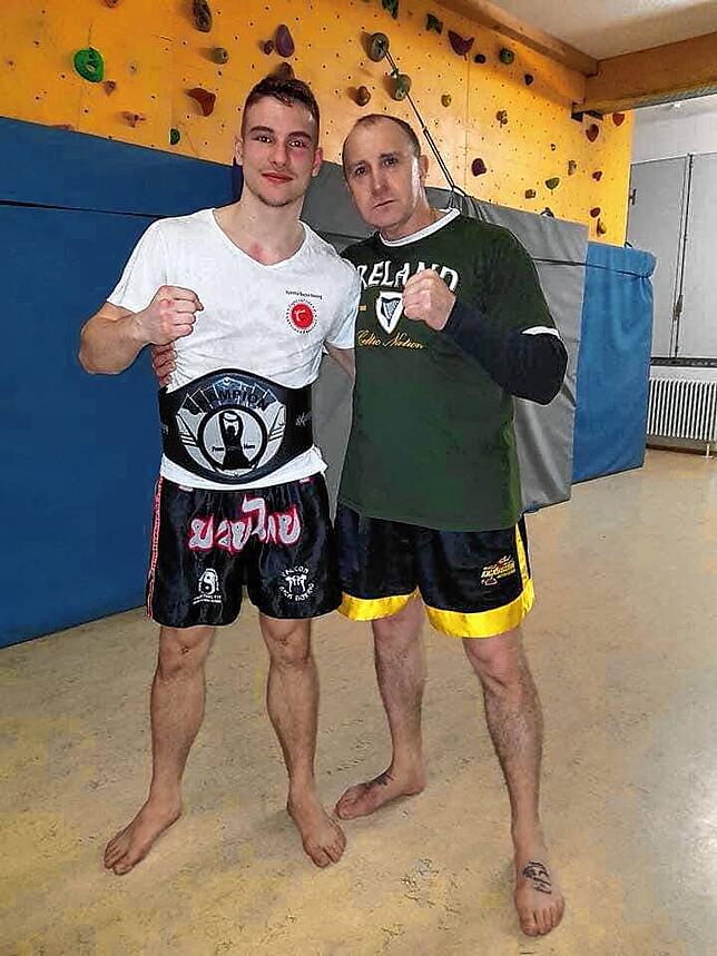 Valentin Kocher-Benzing mit Trainer Alexander Menzel von Fight for Life Konstanz.