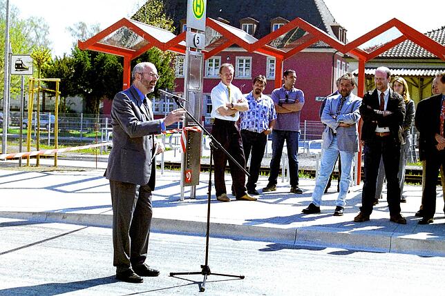 Bürgermeister Rainer Stolz bei seiner Rede zur Eröffnung des neuen Busbahnhofs an der Heinrich-Fahr-Straße.