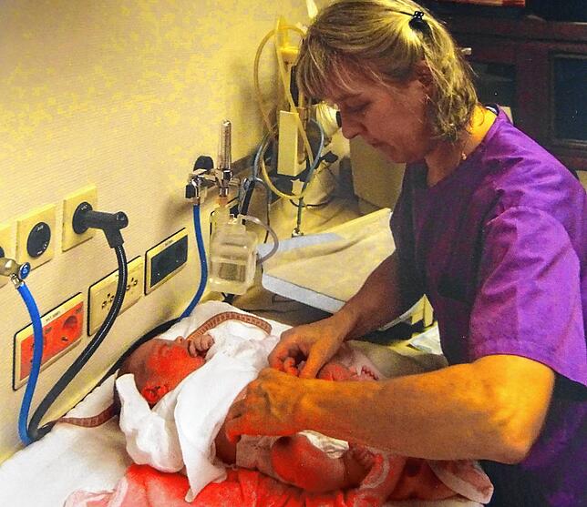 Christine Casar im Schramberger Krankenhaus bei der Versorgung eines Babys. Bevor die Klinik 2011 geschlossen wurde, arbeitete Casar als ...