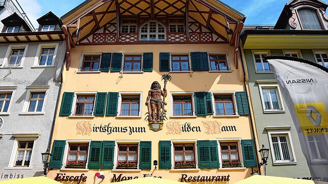 An der Fassade des ehemaligen Gasthofs &bdquo;Wilder Mann&ldquo; in der Waldshuter Kaiserstraße prangt das Halbrelief eines Mannes mit ...