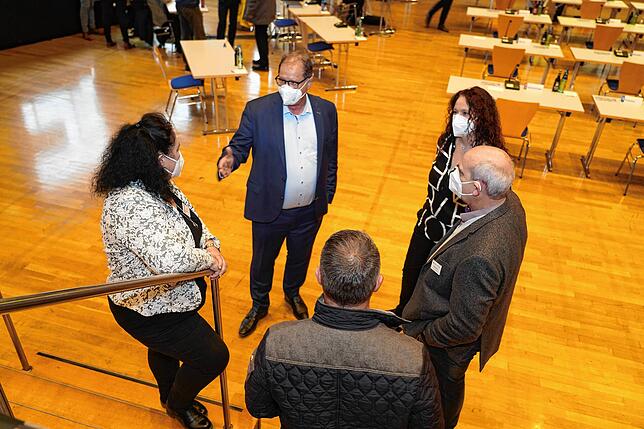 Oberbürgermeister Jürgen Roth (hinten) befindet sich noch in vorbereitenden Gesprächen.