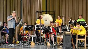 Die Lautenbacher Blaskapelle bietet zusammen mit Flötist Jos Rinck (links) dem Publikum im Wilhelm-Meister-Saal der Dorfgemeinschaft ...