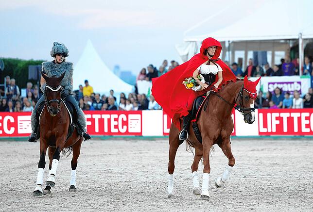 Bild 8: Tausende beim Showabend zur Eröffnung des Fest der Pferde 2024