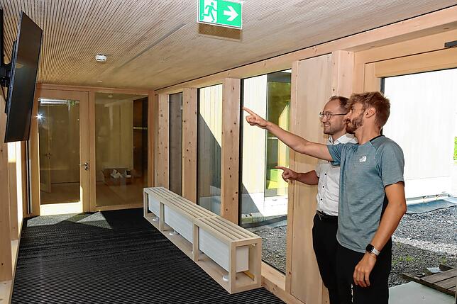 Hauptamtsleiter Sebastian Duffner (von links) mund Tobias Kammerer vom Leitungsteam des Kinderhauses im neuen Eingangsbereich. Ein ...