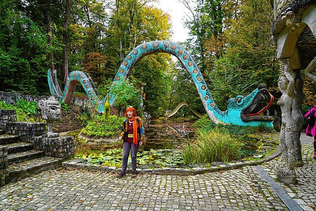 Maria Anna Weber steht vor dem Weiher mit der Schlangenbrücke, der zum Wahrzeichen des Parks wurde. Ihr Mann starb 2011 mit 80 Jahren.