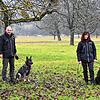 Was macht ein Hundebesitzer mit seinem Tier, wenn er in Quarantäne muss? Karl-Heinz Kolat und Cornelia Kolat, hier mit ihren beiden ...
