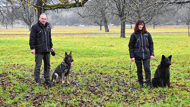Was macht ein Hundebesitzer mit seinem Tier, wenn er in Quarantäne muss? Karl-Heinz Kolat und Cornelia Kolat, hier mit ihren beiden ...