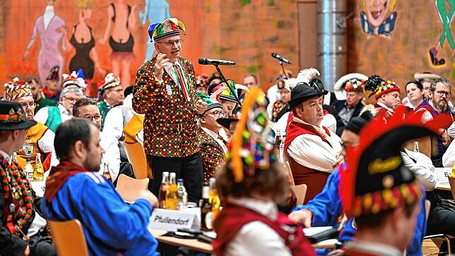 Um dieses Bild geht es: Jürgen Koterzyna, Narrenrichter aus Stockach, spricht bei der Hauptversammlung der VSAN in Aulendorf. Um ihn ...