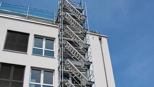 Ein Gerüst am Krankenhaus in Stockach musste am Morgen des 21. Juni aufgrund eines plötzlichen starken Sturms vor dem Umsturz gesichert ...