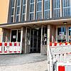 Der Ausgang des Bahnhofs Tuttlingen führt direkt in eine Baustelle. Zusammen mit dem Busbahnhof bildet der Zughalt ein großes Drehkreuz, ...