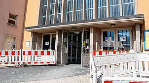 Der Ausgang des Bahnhofs Tuttlingen führt direkt in eine Baustelle. Zusammen mit dem Busbahnhof bildet der Zughalt ein großes Drehkreuz, ...