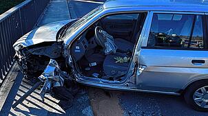 Autofahrer kollidiert mit Brückengeländer
