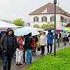 Trotz des Regens sind am ersten Tag der Sommeraugenweide gut gelaunte Besucher unterwegs.