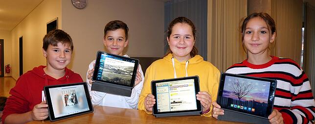 Marc, Leon, Luisa und Zaza (von links) besuchen eine siebte Klasse der Alemannenschule in Wutöschingen und lernen gerne mit ihren Tablets.