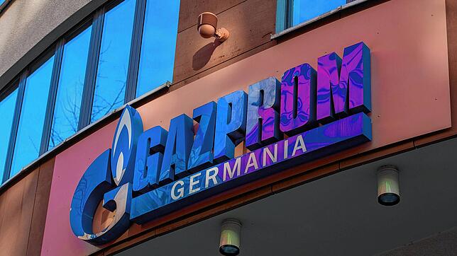 Das Logo der Gazprom Germania GmbH, ehemaliges Tochterunternehmen der Gazprom Export des russischen Gasversorgers, ist an der Fassade ...