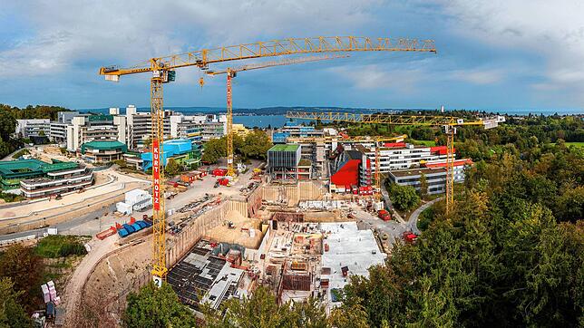 An der Universität Konstanz wird viel gebaut. Bis 2026 sollen dort 55.000 Quadratmeter neu bebaut sein &ndash; teilweise wird es neue ...