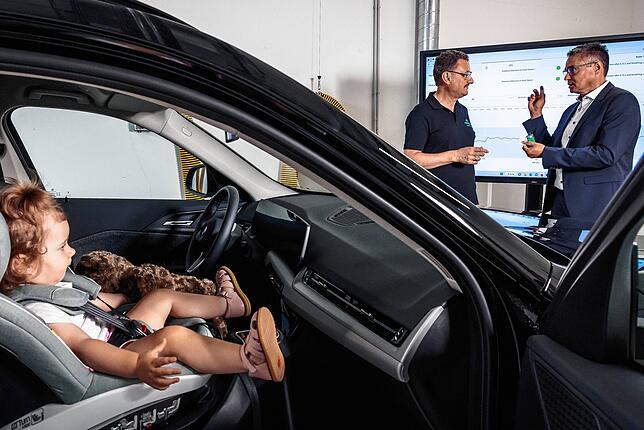 In einem Testfahrzeug wurden die Atembewegungen der Kinder aufgezeichnet. Hinten im Bild sind Projektleiter Andreas Becher (links) und ...