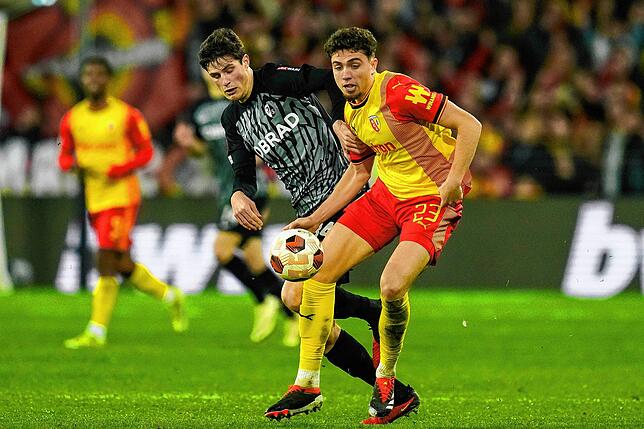 Europa League, K.o.-Runde, Zwischenrunde, Hinspiele, RC Lens – SC Freiburg. Neil El Aynaoui (r) von RC Lens gegen Merlin Röhl vom ...