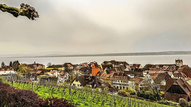 Der Saharastaub hat schon Anfang April am Bodensee für Verfärbungen des Himmels gesorgt – hier ist Meersburg zu sehen.