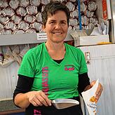 Dieses lachende Gesicht begrüßt die Schätzele-Markt-Besucher auf dem Krämermarkt: Silvia Götz bietet wieder jede Menge zum Naschen an.