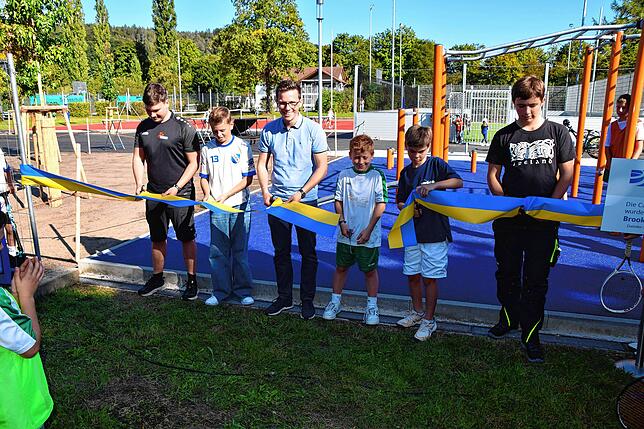 Hannes Homburger (links) von Round-net durchschnitt mit Bürgermeister Benjamin Mors (Mitte) und Jugendvertreter Luca Metz (rechts) sowie ...