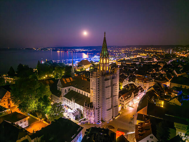 Der Mond hinter Konstanzer Altstadt.
