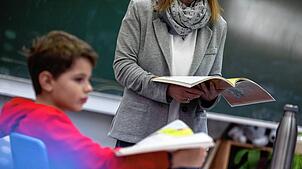 Ein Schüler einer vierten Klasse nimmt am Unterricht teil.