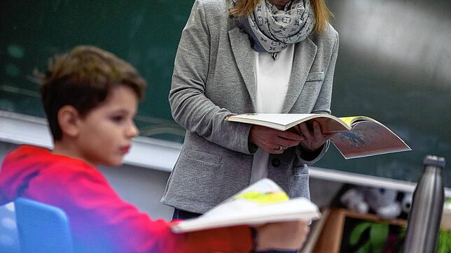 Ein Schüler einer vierten Klasse nimmt am Unterricht teil.