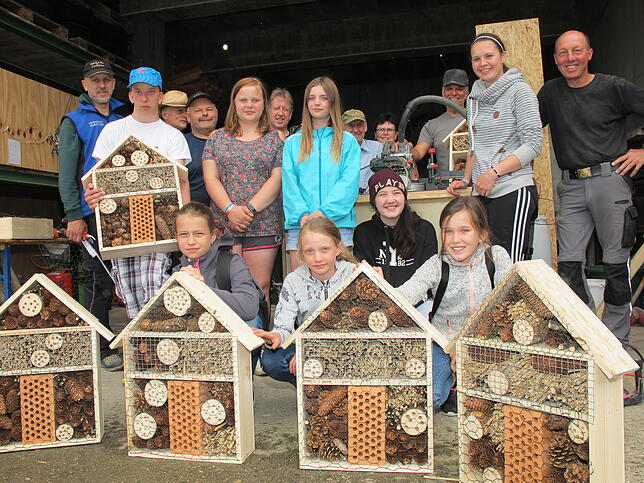 Die Ortsgruppe im Schwäbischen Albverein hatte im Hof des Obmannes Vinzenz Greber zum Bau eines Insektenhotels geladen.