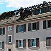 Die Schäden des Brandes vom 24. Juli sind vor allem an den Dächern noch zu erkennen. Für die ehemaligen Bewohner läuft eine ...