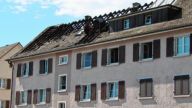 Die Schäden des Brandes vom 24. Juli sind vor allem an den Dächern noch zu erkennen. Für die ehemaligen Bewohner läuft eine ...