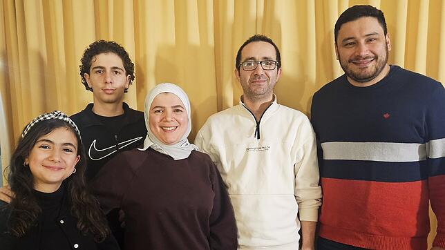 Alaeddin Fanari mit seiner Frau Mais Nasheed und den Kindern Karam und Esham und Freund Socrates Mustafa (rechts).