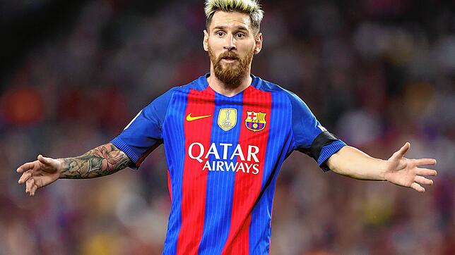 Für den guten Zweck unterm Hammer bei Ebay: ein Trikot von Lionel Messi mit Autogramm des Superstars. Bild: dpa