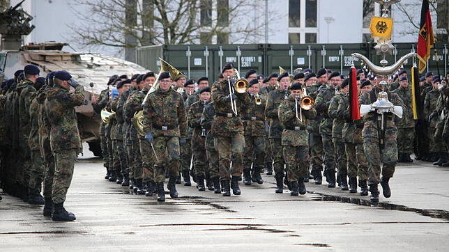 Das Heeresmusikkorps Ulm spielt in der Fürstenberg-Kaserne zur offiziellen Verabschiedung des Jägerbataillons 292. Die Soldaten aus ...