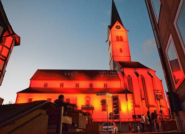 Auch das hatte das Stadtmarketing mit arrrangiert: Die „Night of Light“ im November 2020, bei der die Nikolauskirche rot ...