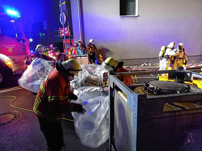 Bild 27: Gefahrgut-Unfall in Zizenhausen: Bilder vom kräftezehrenden Feuerwehreinsatz