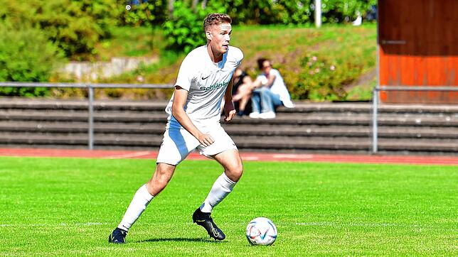 Jan Steininger (23) lebt in Maulburg und arbeitet in Binzen bei einer Druckerei im Schichtbetrieb. Mit Fußball begann er als Kind beim ...