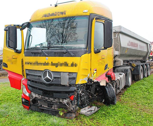 Schwere Beschädigungen wies auch der Lastwagen nach dem Zusammenstoß auf. Der Fahrer hat einen Schock erlitten.