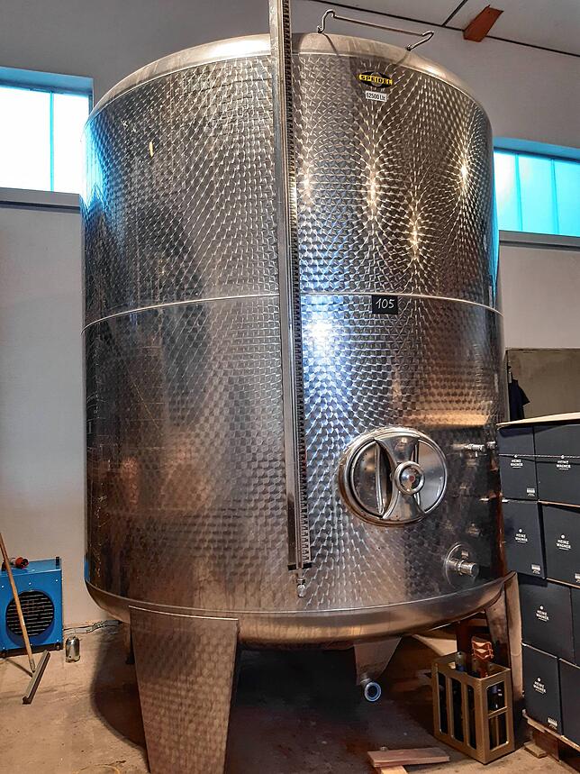 Ein großer Stahltank in der Lagerhalle der Sektmanufaktur.